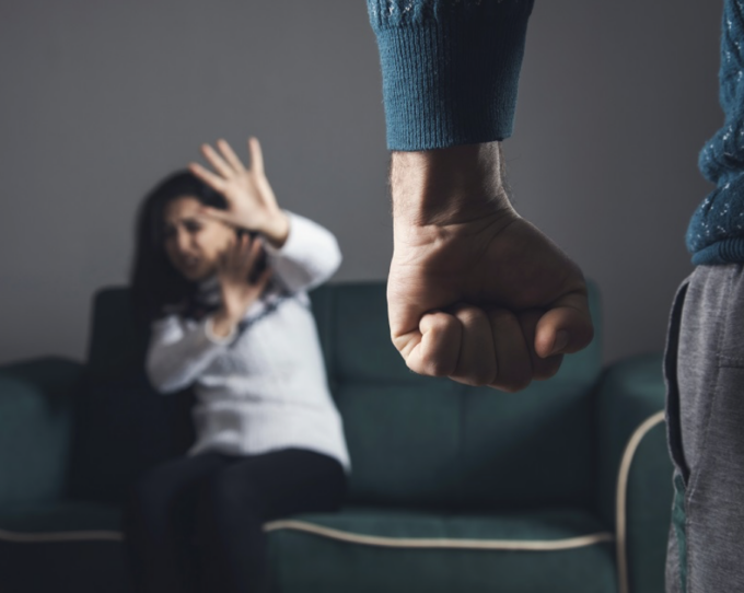 Minaccia e picchia la moglie davanti ai figli, 44enne ai domiciliari