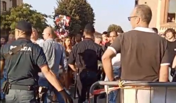 Animalisti bloccano la “Corsa degli Asini” di Bereguardo, la rabbia degli spettatori
