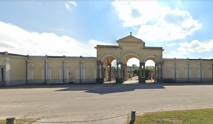 Va al cimitero per pregare sulla tomba di famiglia ma accusa un malore e muore