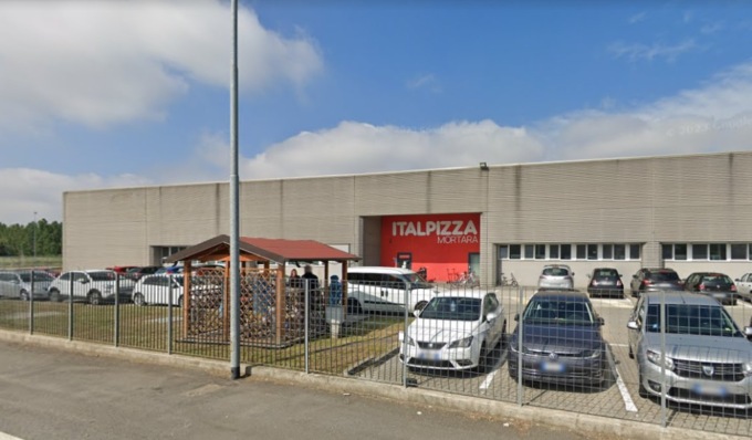 Incidente all’Italpizza di Mortara, 42enne incastrato con un braccio in un macchinario