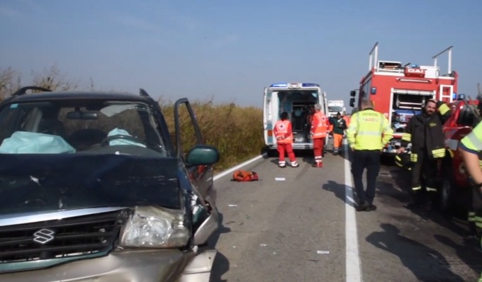 Si tamponano nei pressi del cantiere stradale: tre uomini feriti, uno in ospedale in elisoccorso