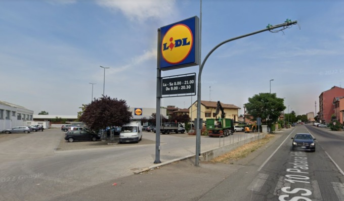 In coma davanti al supermercato, muore in ospedale: malore o aggressione?