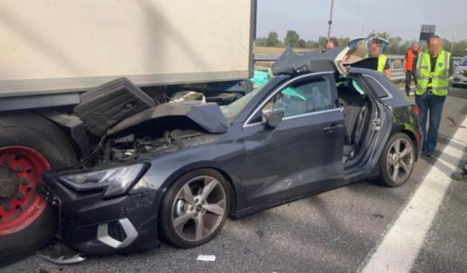 Violento incidente in A21, Audi finisce sotto un tir: tre feriti, uno è gravissimo
