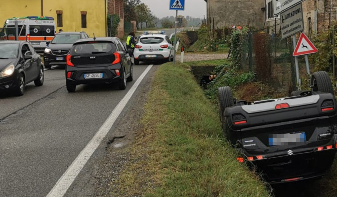 Finisce ribaltato in un fosso, 75enne in ospedale