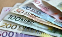 Tentano di agganciare un commerciante per riciclare denaro, sequestrati 5mila euro
