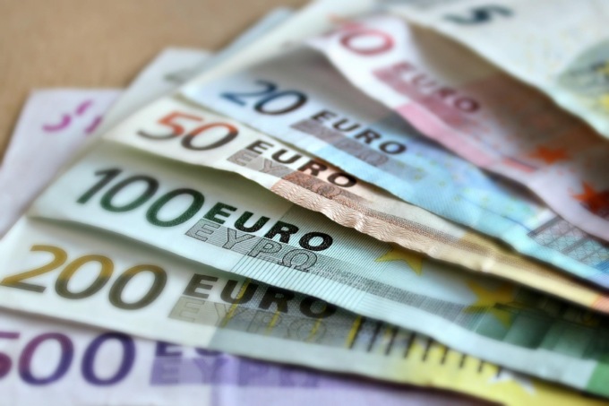 Tentano di agganciare un commerciante per riciclare denaro, sequestrati 5mila euro