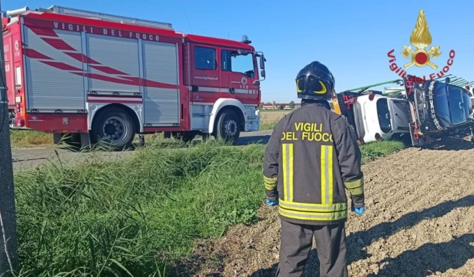 Bisarca carica di vetture si ribalta in un campo, soccorso autista 26enne