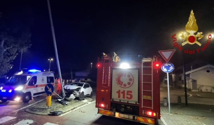 Schianto nella notte contro un palo della luce, tre giovani ragazzi in ospedale