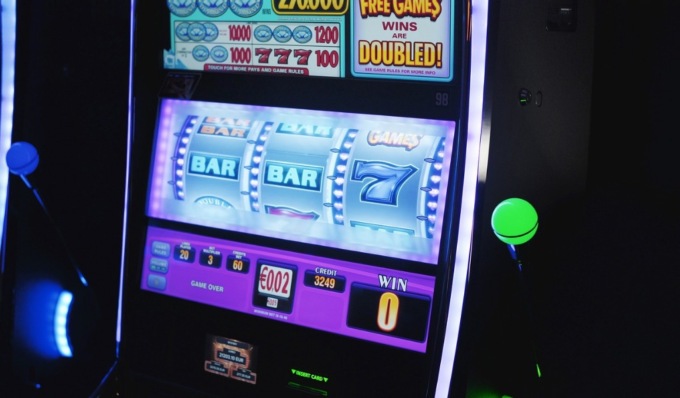 Manomettono la gettoniera della slot machine e fuggono indisturbati con un bottino di mille euro