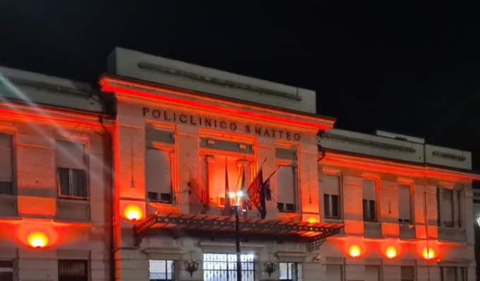 In occasione della Giornata contro la violenza sulle donne il San Matteo si illumina di rosso