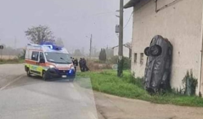 Spettacolare incidente a Gambolò, auto esce di strada e si ribalta contro un muro