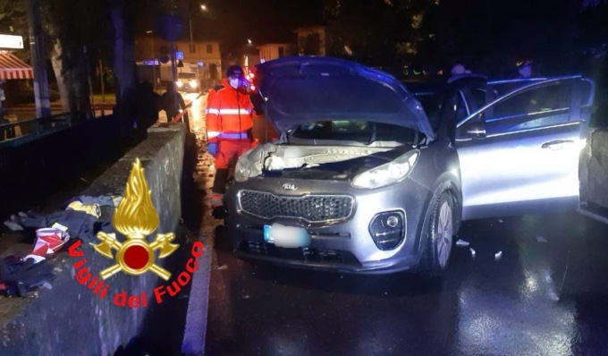 Schianto in auto contro un muretto, 60enne portato in ospedale