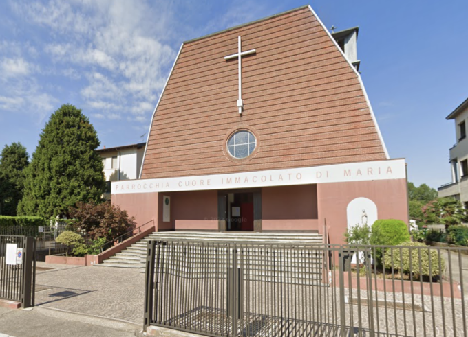 39enne interrompe un funerale in chiesa, urla “Allah Akbar” per poi crollare a terra e morire