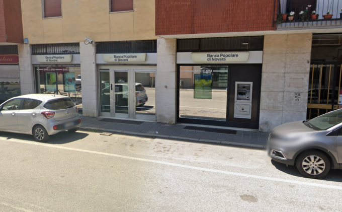 Ladri di notte fanno esplodere uno sportello del bancomat a Cassolnovo e si portano via un maxi bottino