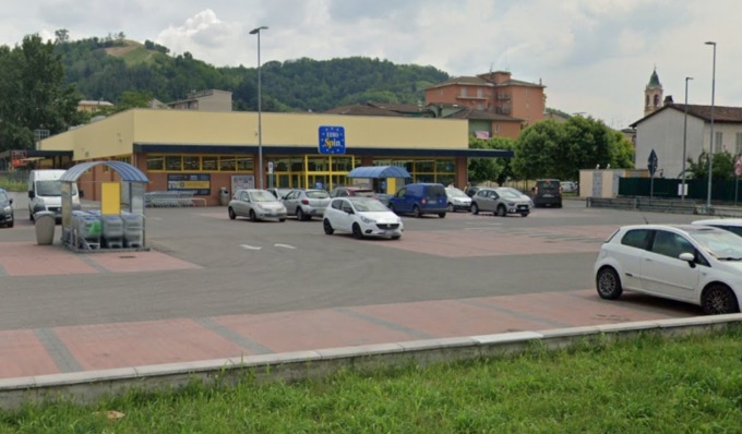 Rapinata nel parcheggio del supermercato, la minacciano con una pistola e le portano via la borsa