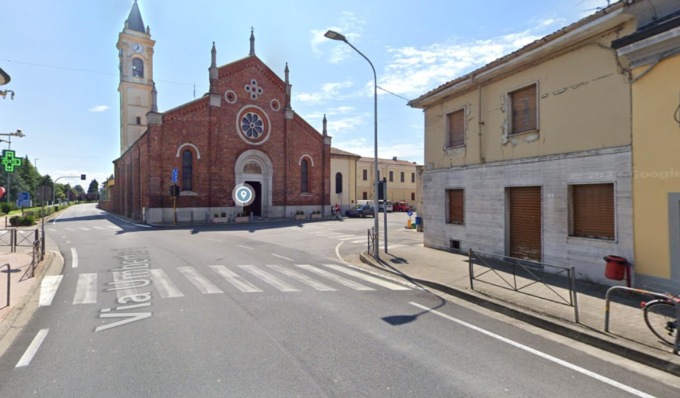 Urtato da un autocarro mentre attraversa la strada, pensionato in ospedale in elisoccorso
