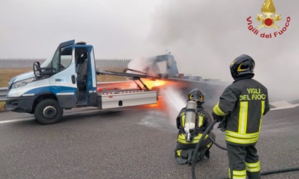 Incendio in  A53, carro attrezzi in fiamme nei pressi del casello autostradale