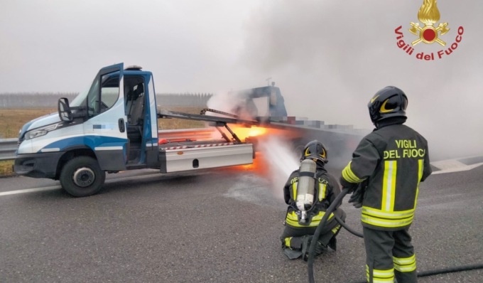 Incendio in  A53, carro attrezzi in fiamme nei pressi del casello autostradale