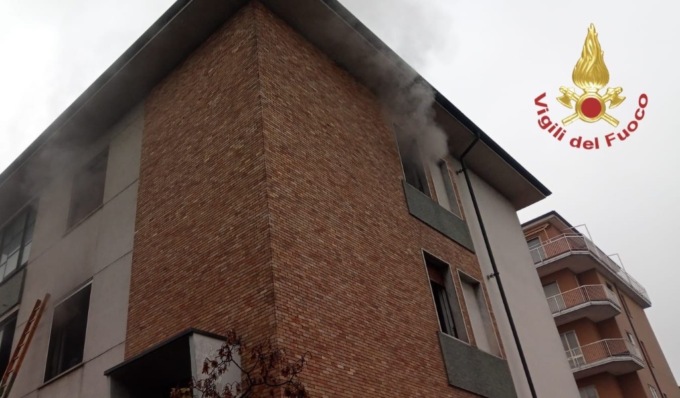 Fumo dalle finestre, appartamento in fiamme a Voghera