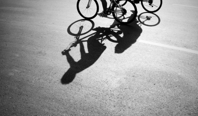 Vuole salire sul bus sostitutivo del treno con la bici, scatta la rissa con l’autista