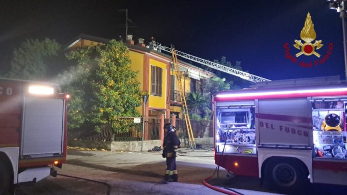 In fiamme il tetto di una casa a Vigevano, tre squadre di pompieri sul posto
