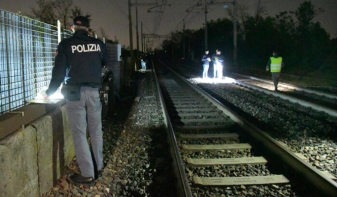 Perde l’equilibrio e cade sui binari, 32enne muore travolto da un treno