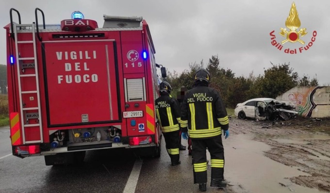 Perde il controllo dell’auto e si schianta contro un muretto, grave ragazza di 20 anni
