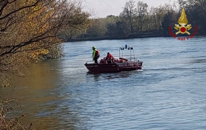 Cade nel Ticino dal Ponte Coperto, ricerche in corso