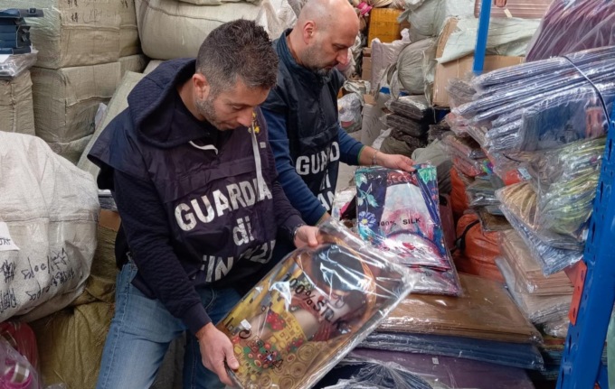 Sulle etichette c’era scritto seta ma era poliestere, sequestrati 120mila prodotti nel Pavese