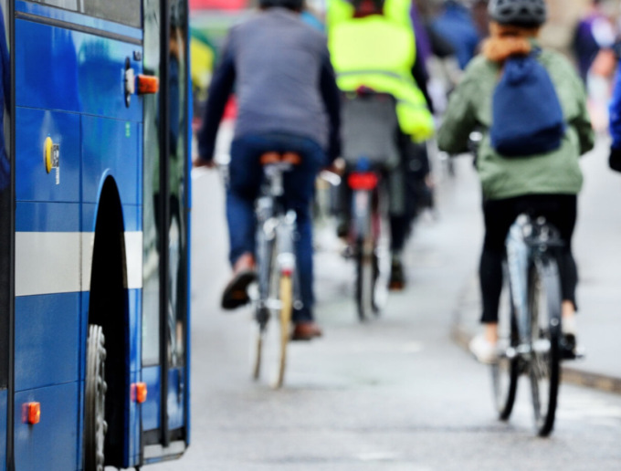 Premio in busta paga per chi va al lavoro in bici o con i mezzi, l’innovativo progetto a Pavia