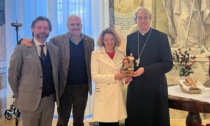 Il maestro e l'apprendista, consegnata al Vescovo di Pavia la nuova statuina del Presepe 2023