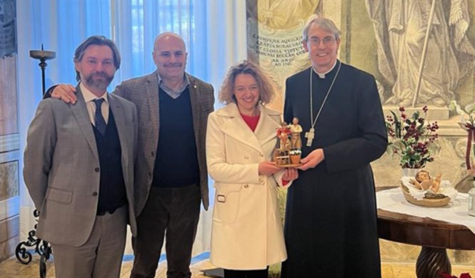 Il maestro e l’apprendista, consegnata al Vescovo di Pavia la nuova statuina del Presepe 2023