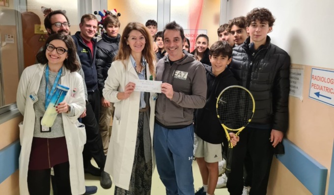 La scuola tennis della Motonautica raccoglie fondi per la radiologia pediatrica del San Matteo