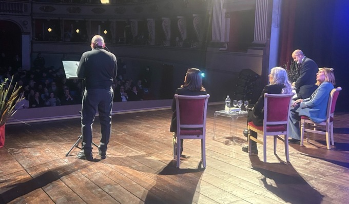 “Ma la casalinga di Voghera esiste ancora?”: al Teatro Valentino un dibattito (semiserio) sul cambiamento di usi, costumi e consumi