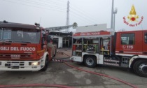 Incendio divora nella notte un minimarket a Vigevano, danni ingenti