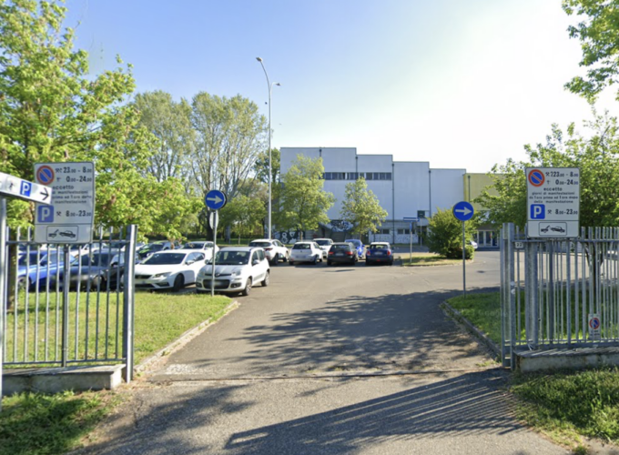 Distrugge i vetri delle auto parcheggiate e ruba tutto ciò che trova, 28enne pavese nei guai