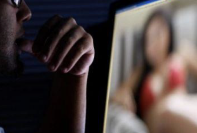 Finge di avere foto hard di una 58enne e la ricatta per cancellarle, giovane pavese nei guai