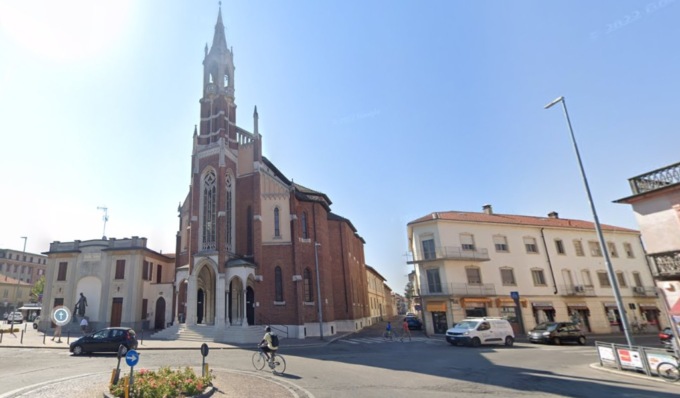 Colpo durante la Messa, rubano una borsa poi con le carte prelevano al Bancomat