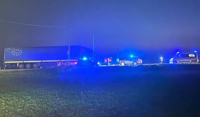 Schianto frontale tra camion e vettura, muore automobilista
