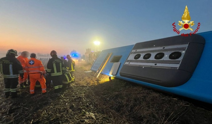 Pullman esce di strada a Torrevecchia Pia, diversi feriti e soccorsi sul posto
