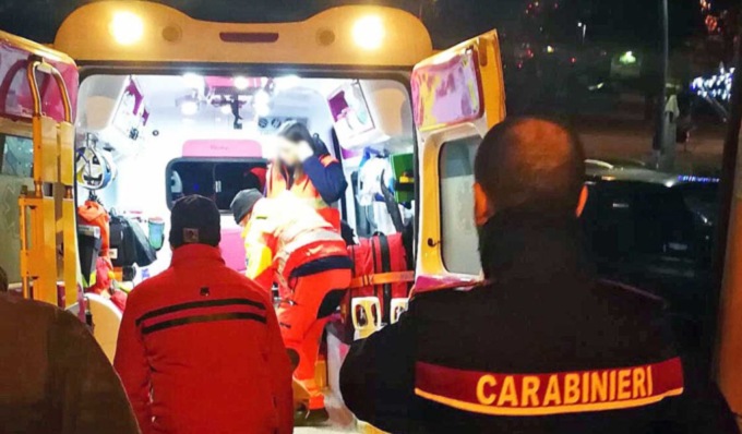 Sorprende un ladro in cantina che lo ferisce con un oggetto appuntito