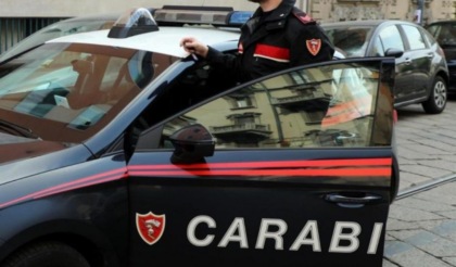 Ha il divieto di avvicinamento ma lo trovano in un bar vicino alla casa della ex moglie