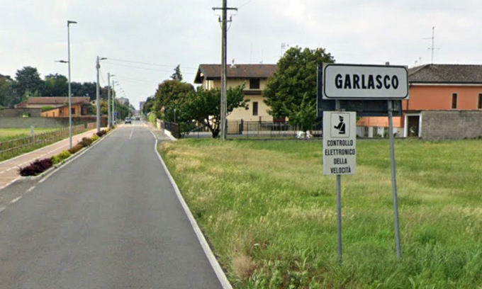 Automobilista non si ferma al posto di controllo, vigile tira fuori l’arma e spara
