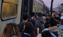 Caos sulla Milano-Mortara: 100 minuti di ritardo e capotreno aggredita nella ressa