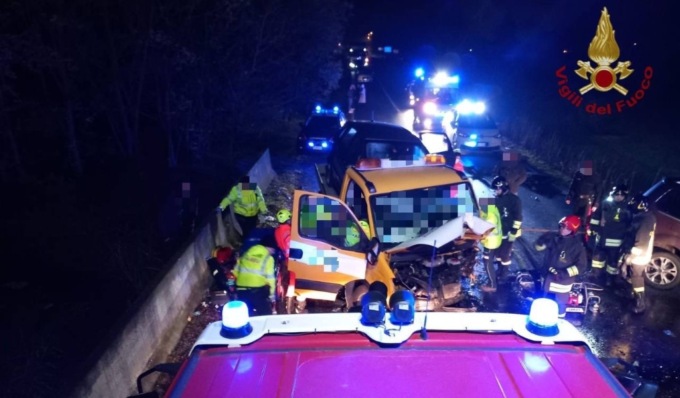 Schianto frontale tra auto e carro attrezzi: 6 feriti, uno gravissimo