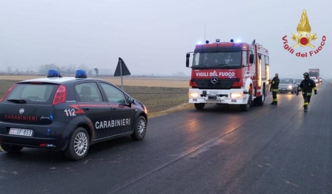 Esce di strada e rimane incastrata nell’abitacolo della vettura, liberata dai Vigili del Fuoco