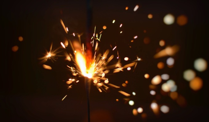 Fanno esplodere 100 fuochi d’artificio alla festa di compleanno di una bambina