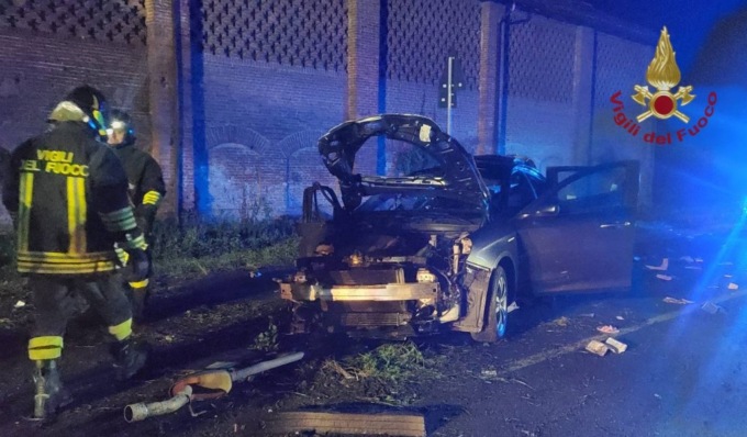 Perde il controllo dell’auto e si schianta, gravissimo automobilista 27enne