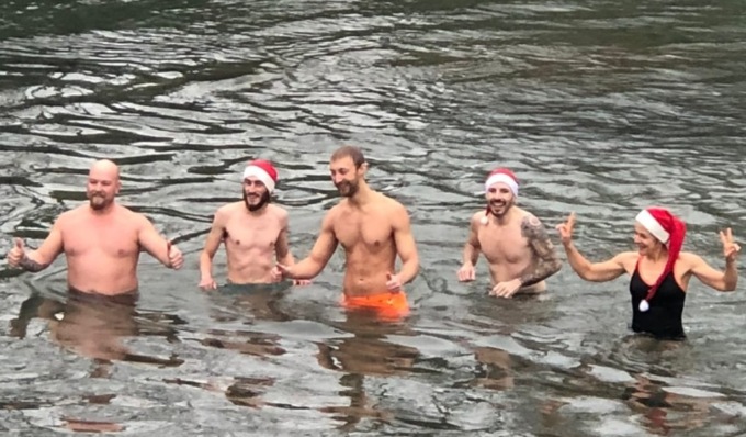 Un tuffo nelle acque gelide dell’Agogna, torna il cimento di Capodanno in Lomellina