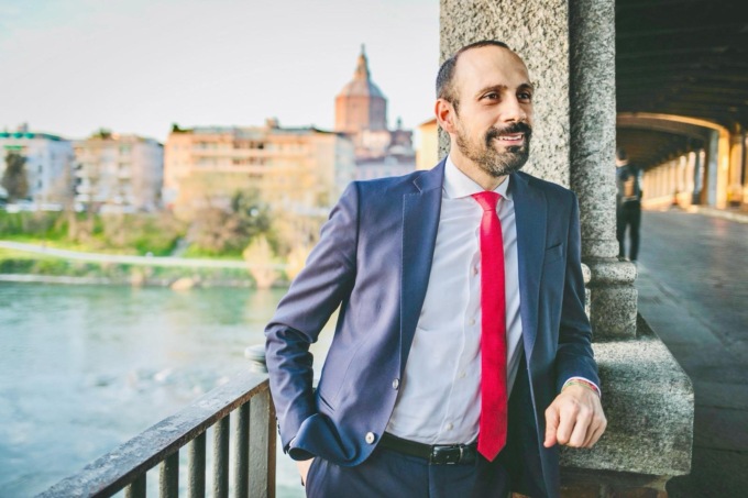 Il sindaco Lissia corre 10 km con la bandiera della Palestina: “Tragedia umanitaria inaccettabile”